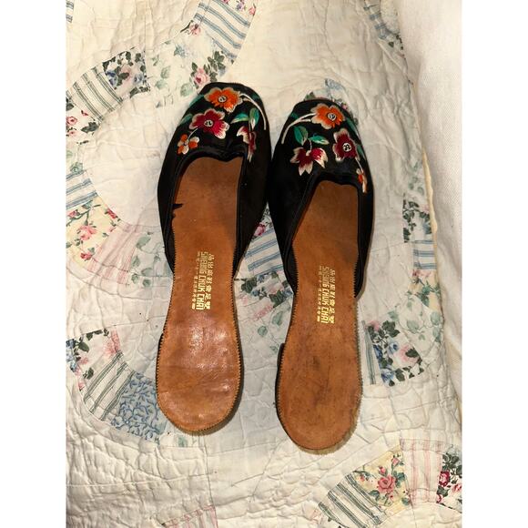 VINTAGE 1930's SHEUNG CHUK CHAI FLORAL EMBROIDERED SILK MULES/SLIDES 2" HEEL - Picture 4 of 9